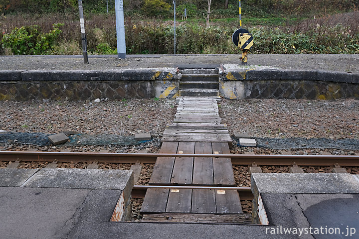 函館本線・山越駅、石積みのプラットホームとレトロな構内通路