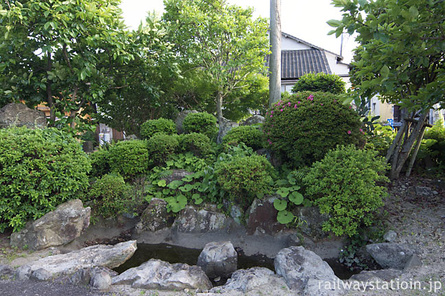 佐世保線・有田駅1番ホーム、枯池のあるミニ庭園跡