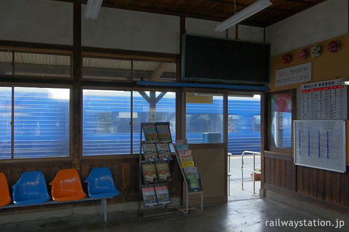 JR日豊本線・豊前松江駅、特急ソニックが通過