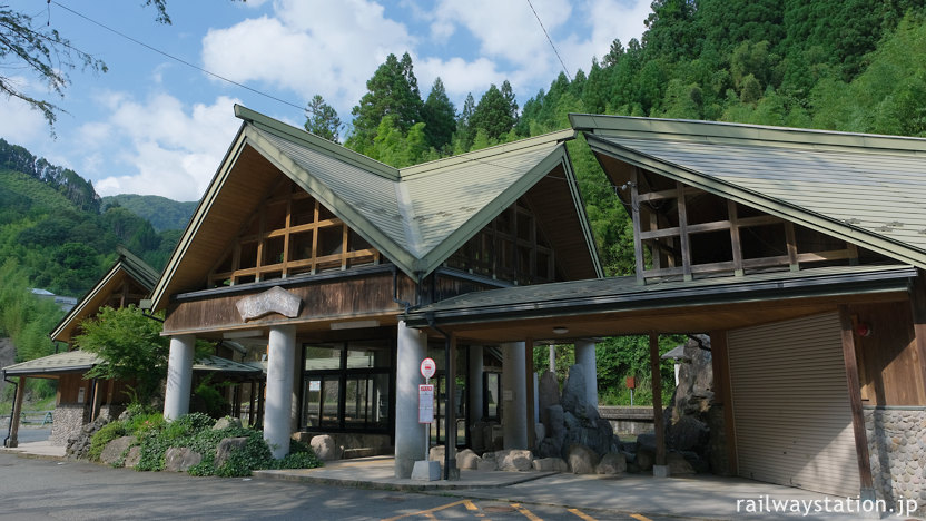 JR九州日田彦山線、立派な駅舎を持つ無人駅・筑前岩屋駅