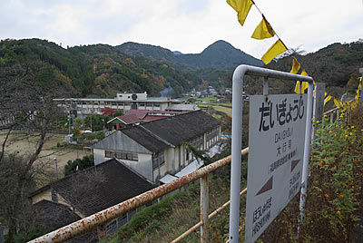 日田彦山線・大行司駅プラットホームから街を見下ろす