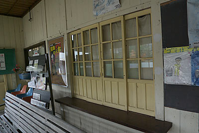 日田彦山線・大行司駅の木造駅舎、手小荷物窓口跡