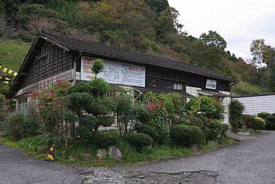 日田彦山線・大行司駅、木造駅舎の周囲は植栽豊か