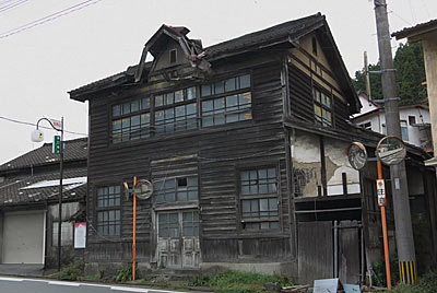 東峰村、日田彦山線の大行司駅近くの古い郵便局跡