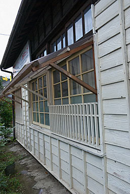 日田彦山線・大行司駅の木造駅舎、押縁下見の板張り