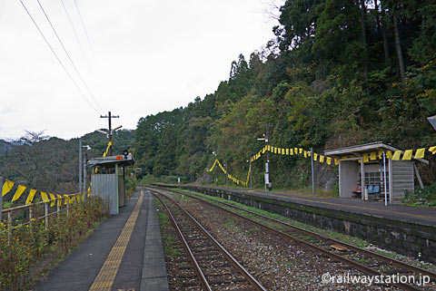 高倉健ゆかりの大行司駅に幸せの黄色いハンカチが…