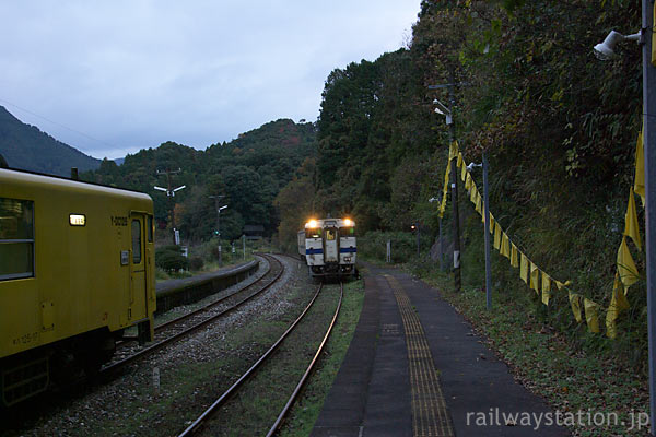 福岡県東峰村、日田彦山線、幸せの黄色いハンカチ連なる大行司駅ホーム