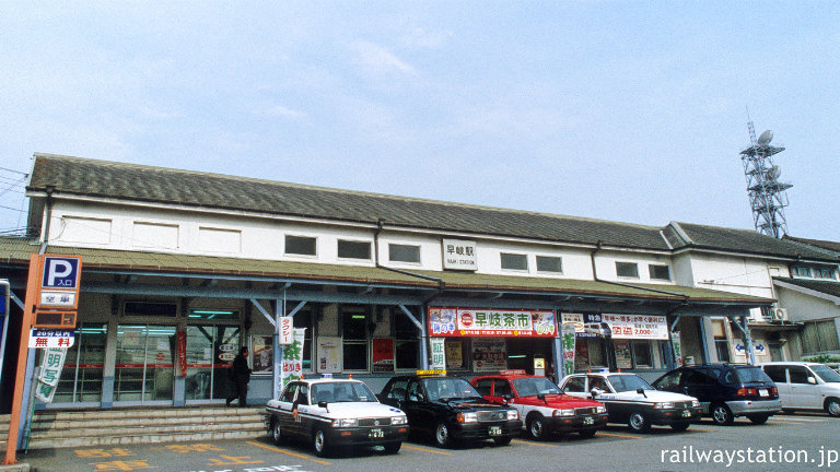 JR佐世保線・大村線の早岐駅、開業の明治30年築の洋風木造駅舎