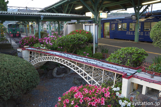 JR九州・佐世保線・大村線の早岐駅、西海橋を模した枯池と列車