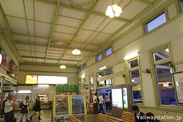 JR九州・早岐駅、明治築の旧駅舎、待合室内部