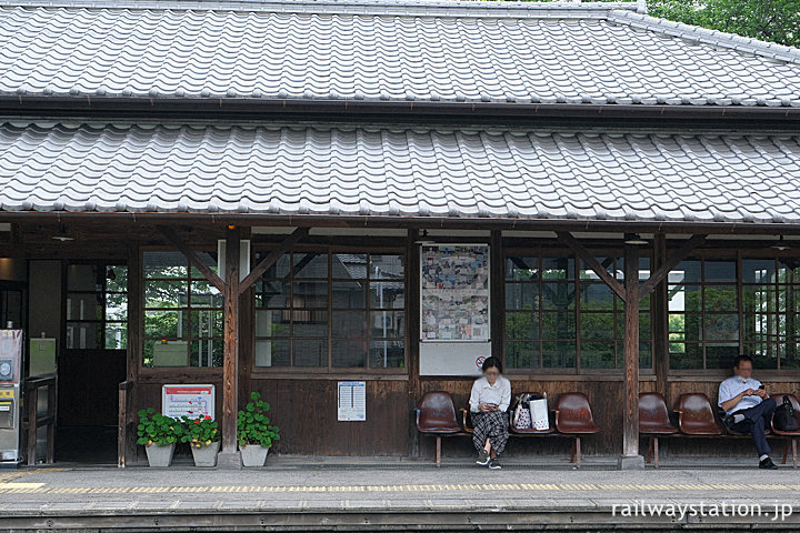 日豊本線・東別府駅、開業の明治44年築の木造駅舎が現役