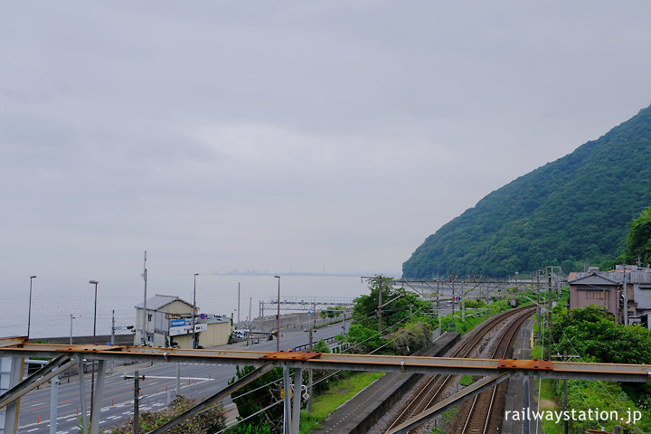 JR日豊本線・東別府駅、跨線橋から見える海(別府湾)