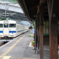 JR九州日豊本線・東別府駅、明治の木造駅舎に国鉄型の電車が入線