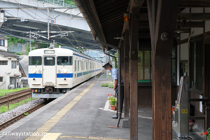 JR九州日豊本線・東別府駅、明治の木造駅舎に国鉄型の電車が入線