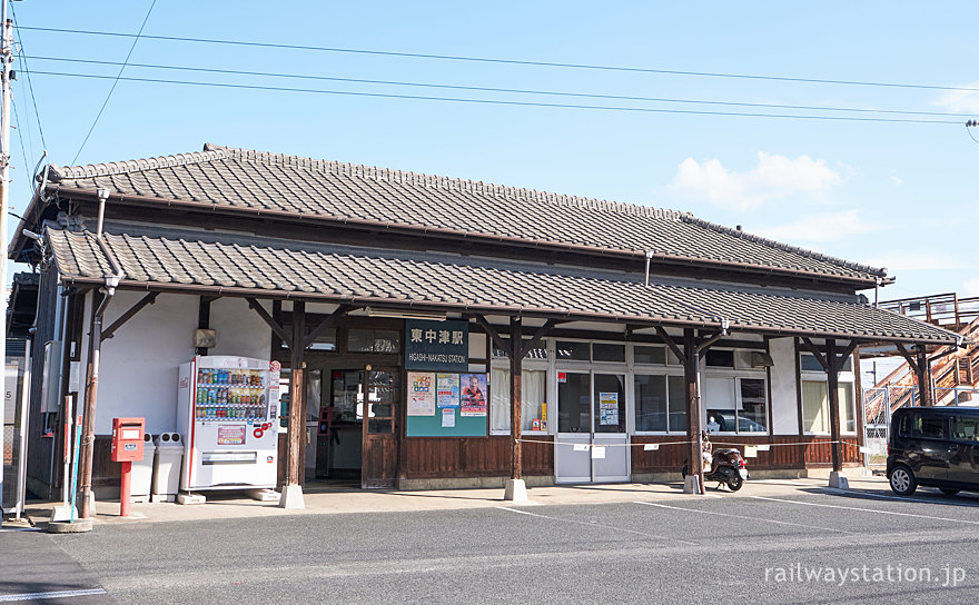 JR九州・日豊本線、大正築の古い木造駅舎が残る東中津駅