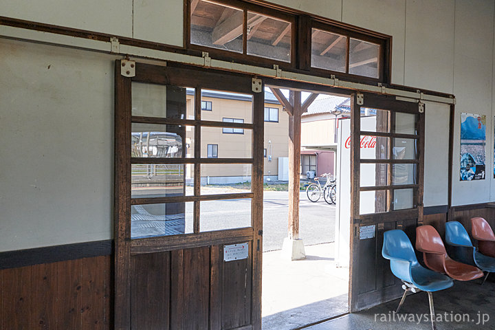 日豊本線・東中津駅、木造駅舎らしい古い木の扉