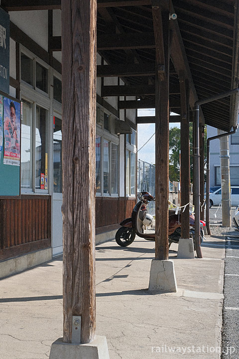日豊本線・東中津駅の木造駅舎、軒を支える木の柱
