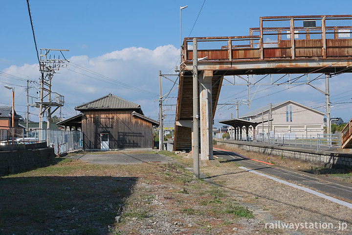 日豊本線・東中津駅プラットホームと駅舎横の空地