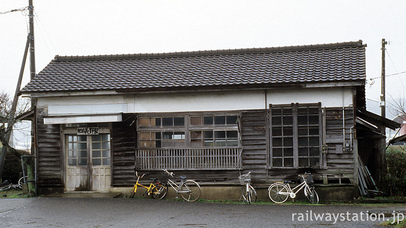 佐賀県伊万里市、筑肥線・肥前長野駅、古い木造駅舎が残る