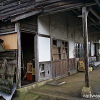 筑肥線、傷みが激しい肥前長野駅の木造駅舎