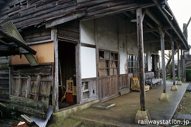 筑肥線、傷みが激しい肥前長野駅の木造駅舎