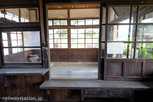 JR筑肥線・肥前長野駅の木造駅舎、窓口跡から見た待合室