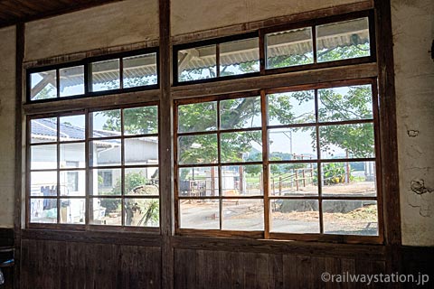 JR筑肥線・肥前長野駅、木枠の窓