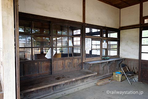 JR筑肥線・肥前長野駅の木造駅舎、窓口跡