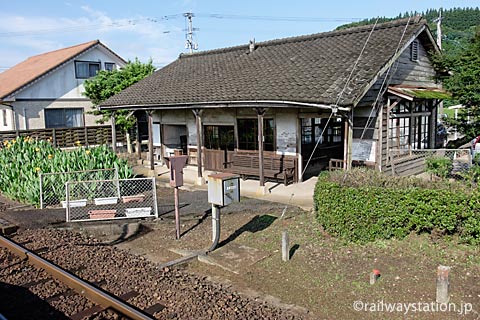 JR筑肥線・肥前長野駅、ホームから駅舎を眺める