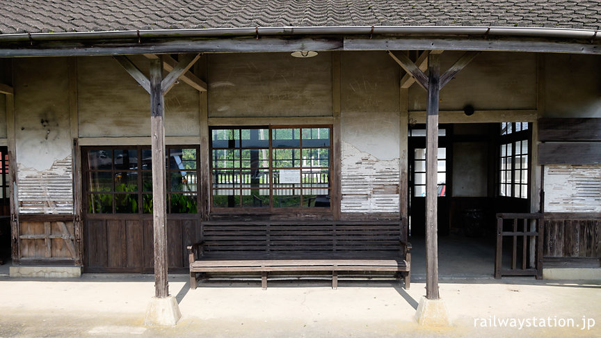 JR筑肥線・肥前長野駅の木造駅舎、ホーム側