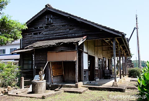 JR筑肥線・肥前長野駅、木造駅舎と古井戸