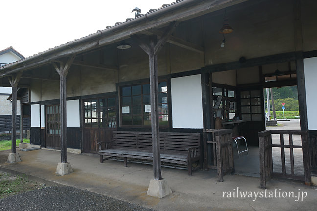 JR肥前長野駅、かつてのボロ駅舎は改修が進んだ。