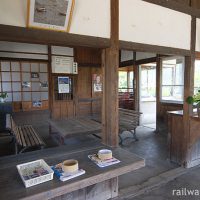 JR九州・長崎本線・肥前七浦駅、改装され待合室となった旧駅事務室