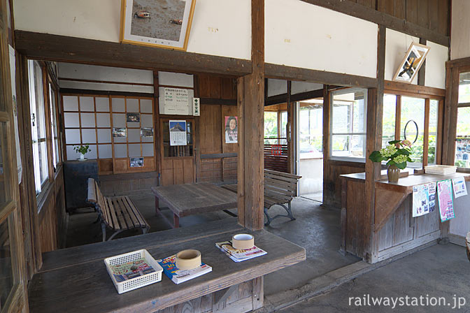 JR九州・長崎本線・肥前七浦駅、改装され待合室となった旧駅事務室