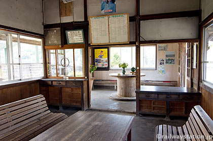 JR九州・肥前七浦駅の木造駅舎、待合室となった旧駅事務室