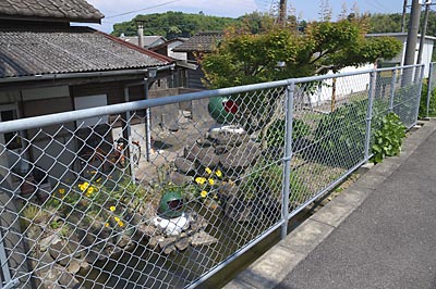 JR九州・長崎本線、肥前七浦駅、ホーム横の池庭