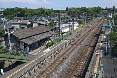 JR九州・長崎本線・肥前七浦駅、駅舎とホームを見下ろす