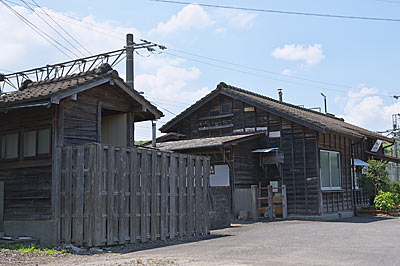 JR長崎本線・肥前七浦駅、古い木造のトイレと駅舎