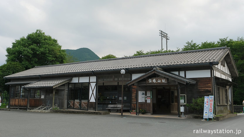 日田彦山線、風格ある宝珠山駅の木造駅舎