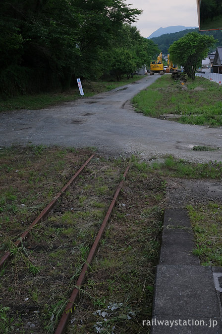 日田彦山線・宝珠山駅ホーム、九州北部豪雨により分断された鉄路