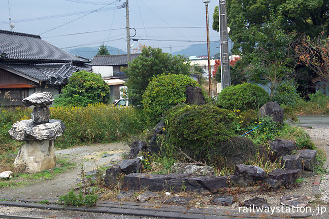 日田彦山線・池尻駅、枯れた池のある庭園跡と謎のオブジェ