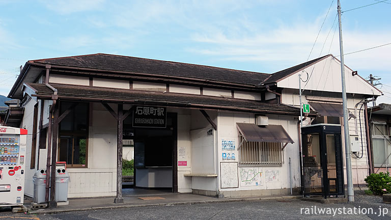 JR九州・日田彦山線・石原町駅、開業の大正4年以来の洋風木造駅舎