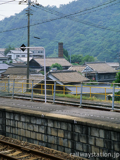 佐世保線・上有田駅から見た窯元など有田焼の街の風景