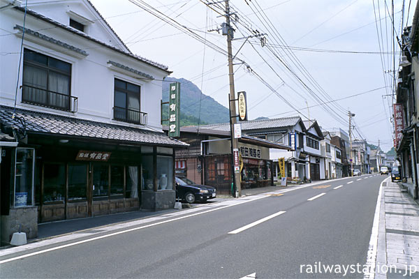 有田焼の街、陶器屋が並ぶ上有田駅近くの街並み