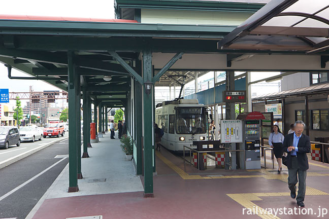 JR上熊本駅旧駅舎の正面が移築された熊本市電・上熊本停留所