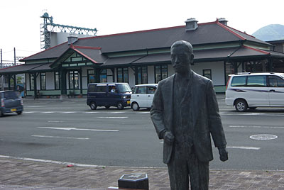 熊本市電・上熊本駅前の夏目漱石像