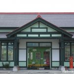 JR上熊本旧駅舎を移築した上熊本停留所に停車する熊本市電の車両