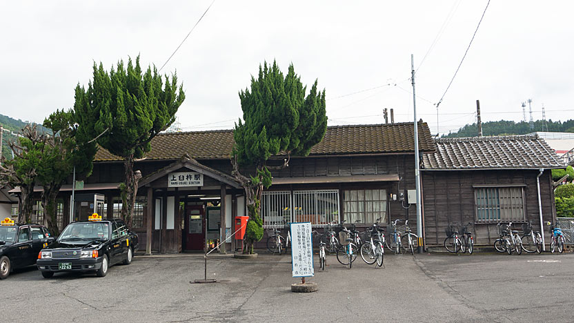 JR九州・日豊本線・上臼杵駅。開業の大正6年以来の木造駅舎