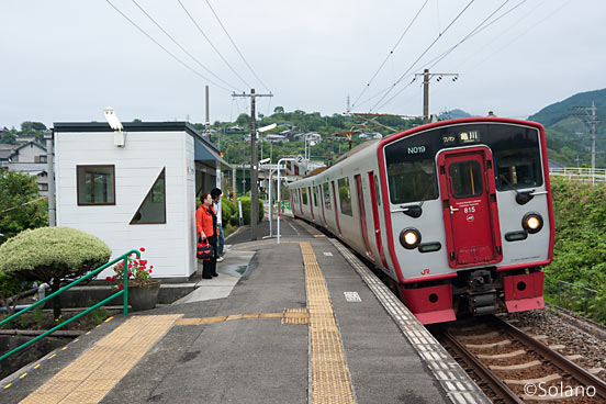 日豊本線・上臼杵駅のホームに入線するJR九州815系電車