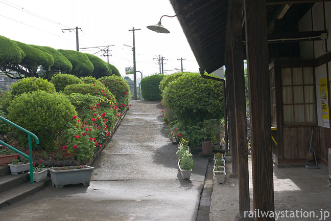 日豊本線・上臼杵駅。庭園のような植栽が美しい